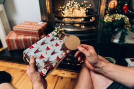 Tipy na vánoční dárky a inspirace, jak je vkusně zabalit